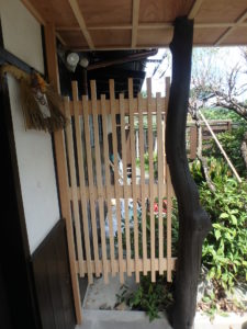 玄関ポーチ木製隔て格子